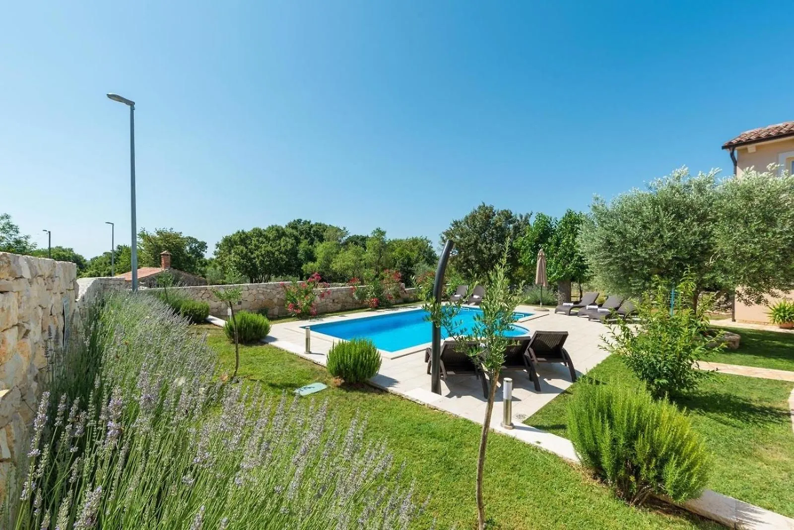Ferienhaus Mit Privatpool Fuer 10 Personen Ca 170 Qm In Brgod, Istrien Bucht Von Rasa Labin  Casa de Férias